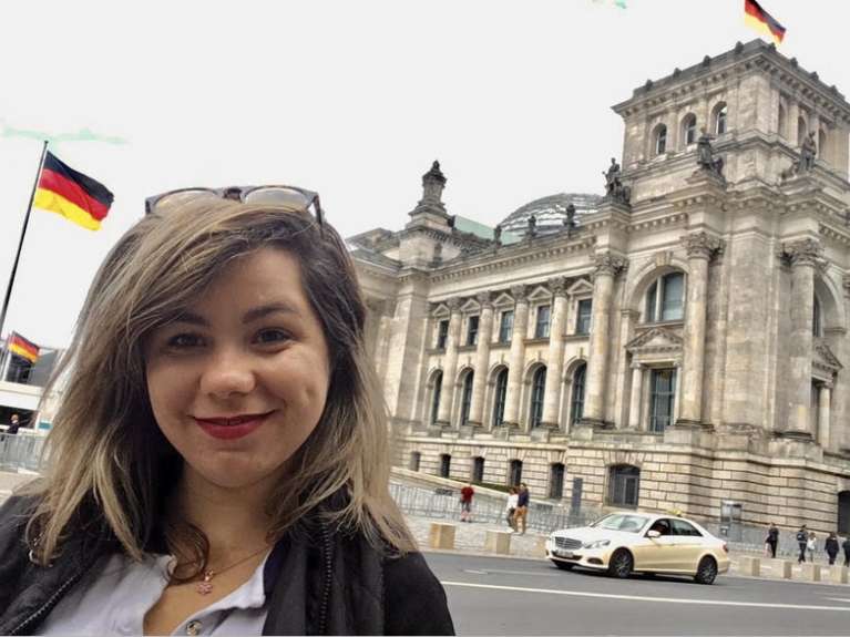 Tamiris lebte und studierte in Großbritannien und Deutschland. Tamiris lebte und studierte in Großbritannien und Deutschland.