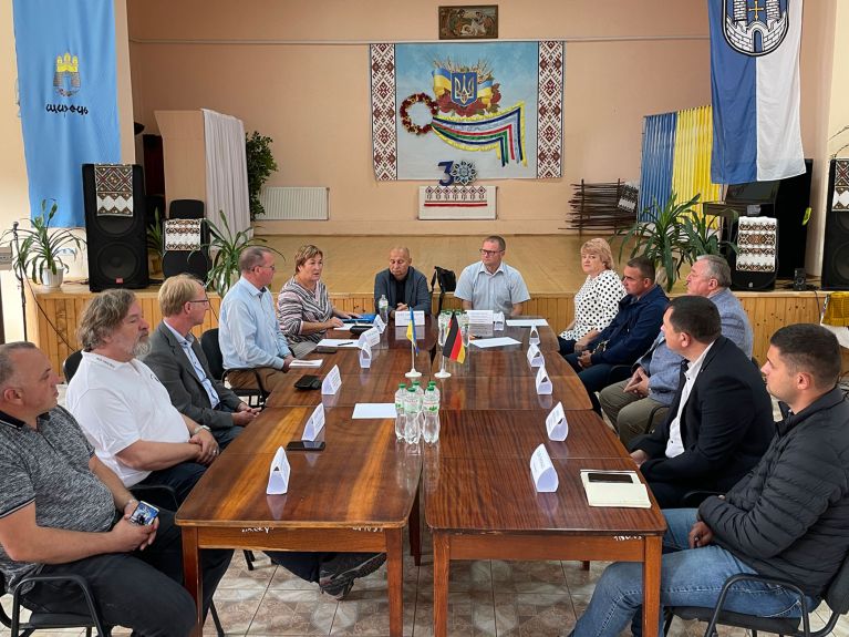 A photo from better days: The modernization of water supplies in Shchyrets was jointly planned.