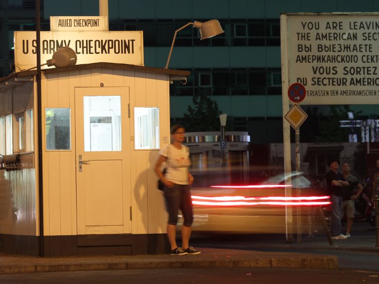 Checkpoint Charlie Sınır Kapısı , bugün Berlin'in orta yerinde