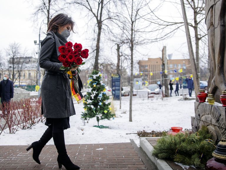 Außenministerin Annalena Baerbock gedenkt der Toten der Revolution der Würde auf dem Maidan.