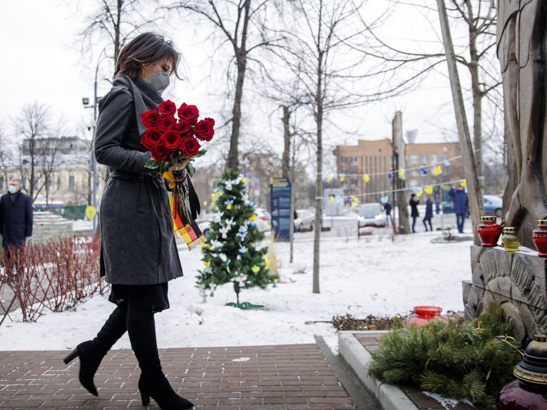 Foreign Minister Annalena Baerbock commemorating those who died in the Revolution of Dignity at Maidan square.