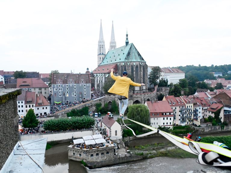 Weit im Osten: Görlitz an der Neiße, die ein Seiltänzer vom polnischen Zgorzelec zur Peterskirche überquert.