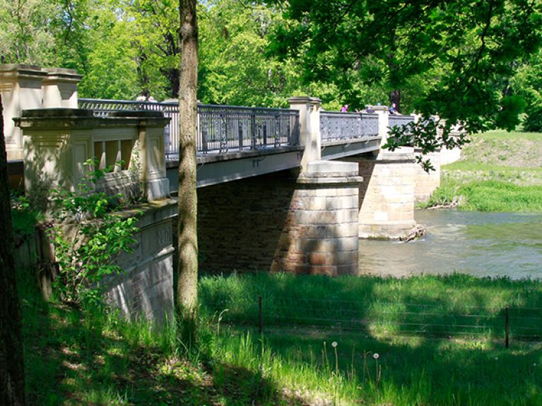 So schön kann eine Grenze sein: Die Englische Brücke quert die Neiße und verbindet Deutschland und Polen.