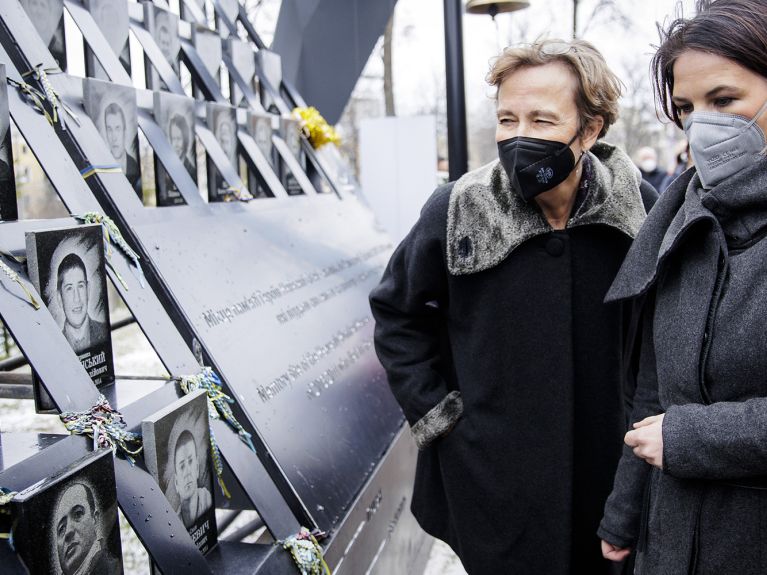 Minister spraw zagranicznych Annalena Baerbock i ambasadorka Anka Feldhusen pod pomnikiem Bohaterów Niebiańskiej Setki