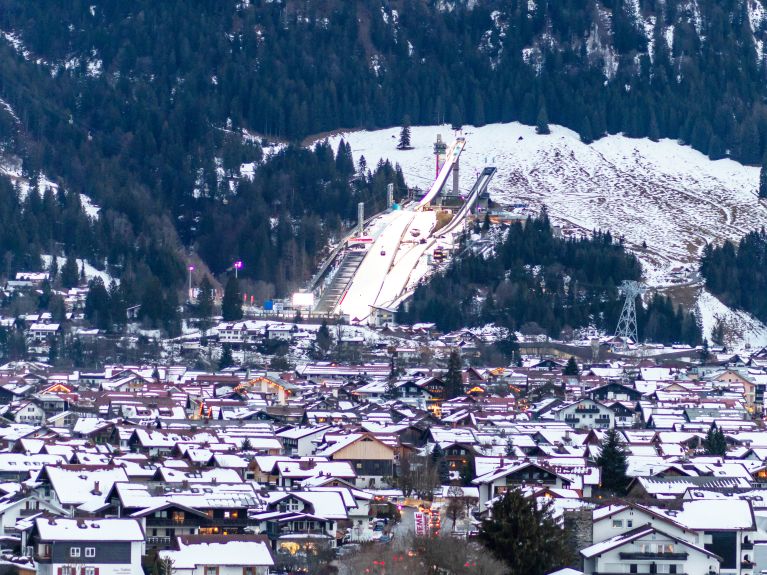 Hoch im Süden: In Oberstdorf in den Alpen macht die berühmte Vier-Schanzen-Tournee zum Jahreswechsel Station. Hoch im Süden: In Oberstdorf in den Alpen macht die berühmte Vier-Schanzen-Tournee zum Jahreswechsel Station.