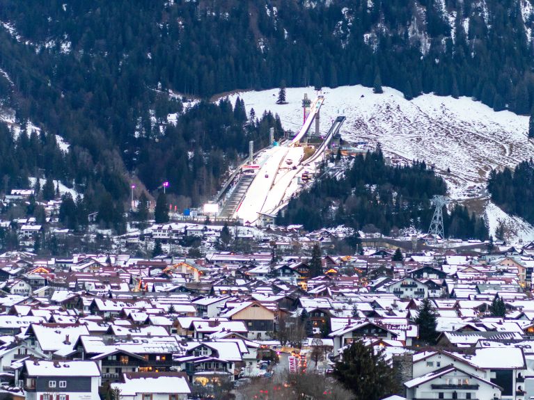 Lá em baixo, no sul, Oberstdorf nos Alpes é o palco da famosa competição de esqui Torneio dos Quatro Trampolins, na passagem de ano. 