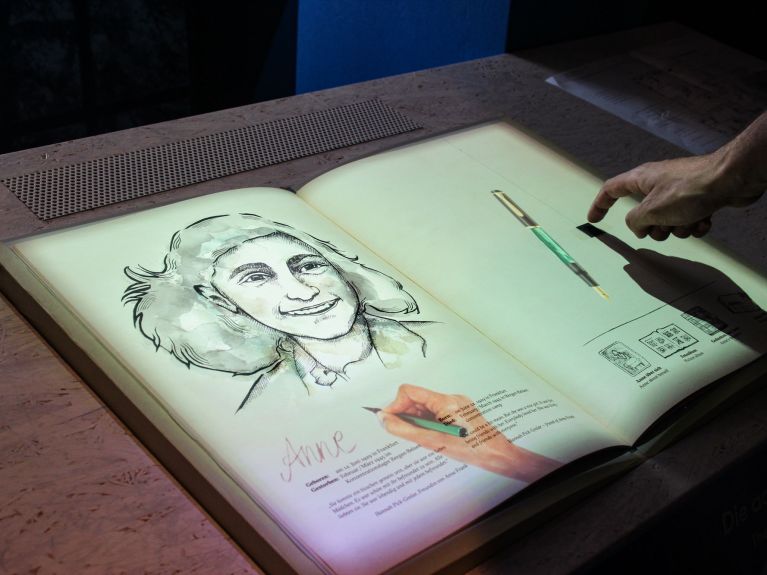 Anne Frank教育基地学习实验室中的互动图书。