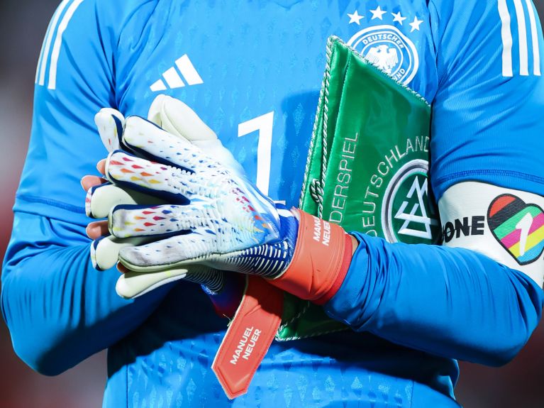 O goleiro alemão Neuer veste a braçadeira “One Love” durante um jogo-teste. 