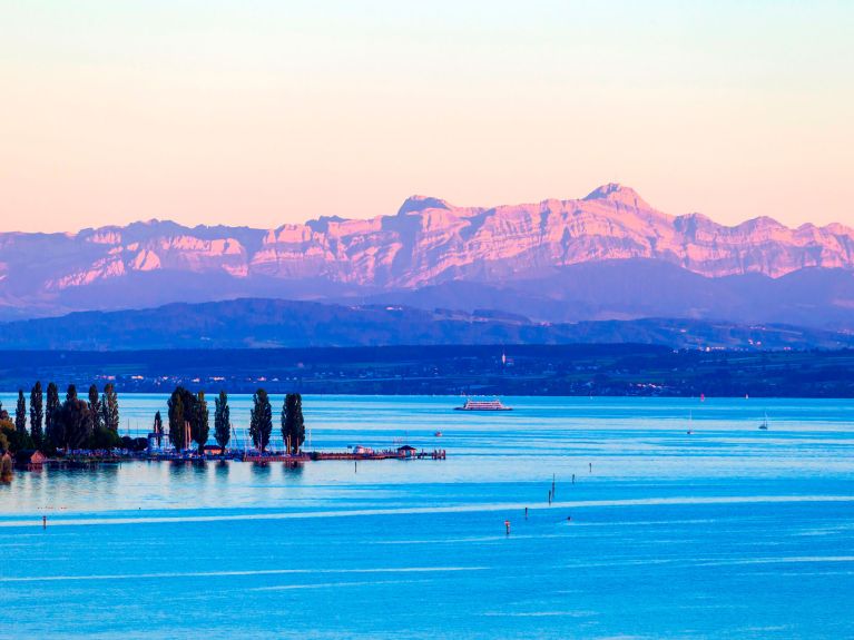 Alp manzaralı Bodensee gölü