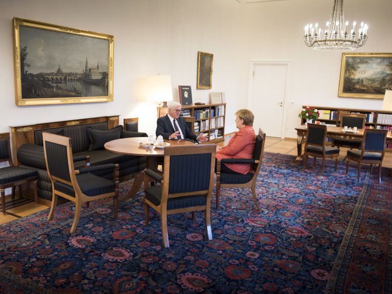 Bundeskanzlerin und Bundespräsident im Gespräch, 20. November.  