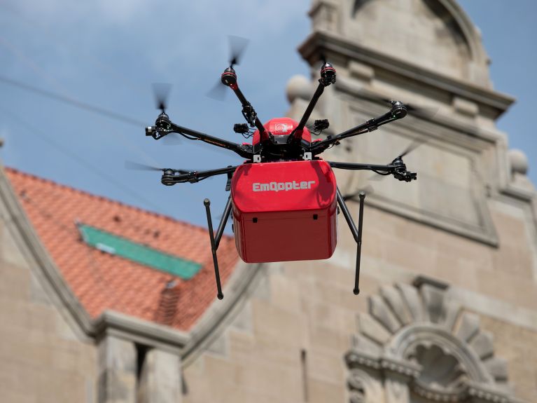 CEBIT 2018: Pizza von der Lieferdrohne – der EmQopter ist für viele Zwecke einsetzbar.