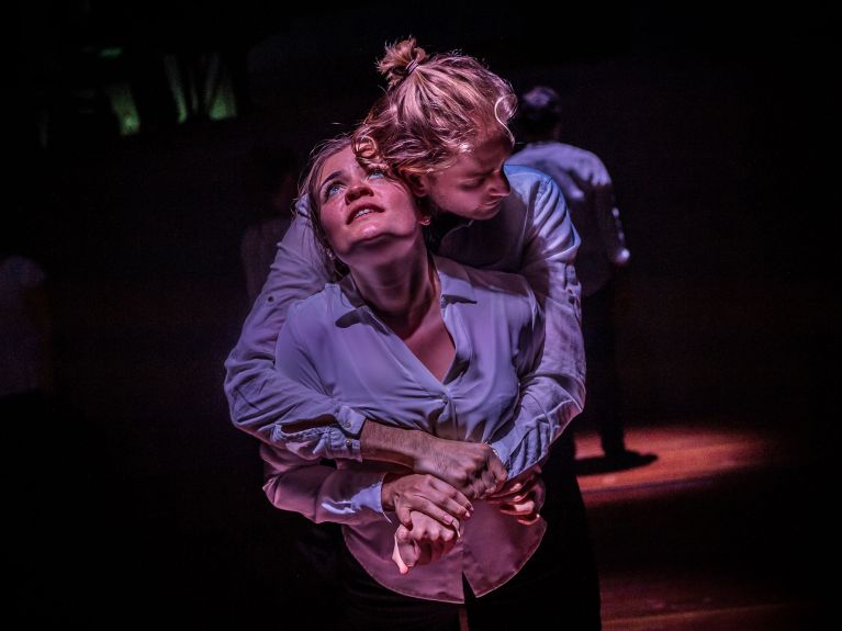 Celina Denden 和Martin Trømborg在歌剧《白玫瑰》中