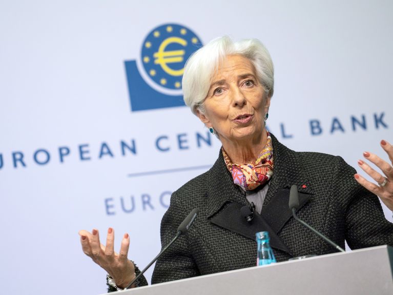 Christine Lagarde Frankfurt’taki AMB’yi yönetiyor.
