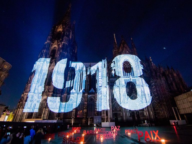 Uma projeção sobre a catedral de Colônia recorda o fim da I Guerra Mundial há cem anos. 