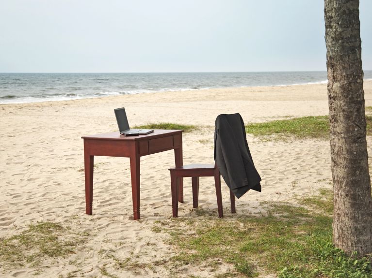 Crowdworking: workplace on the beach. 