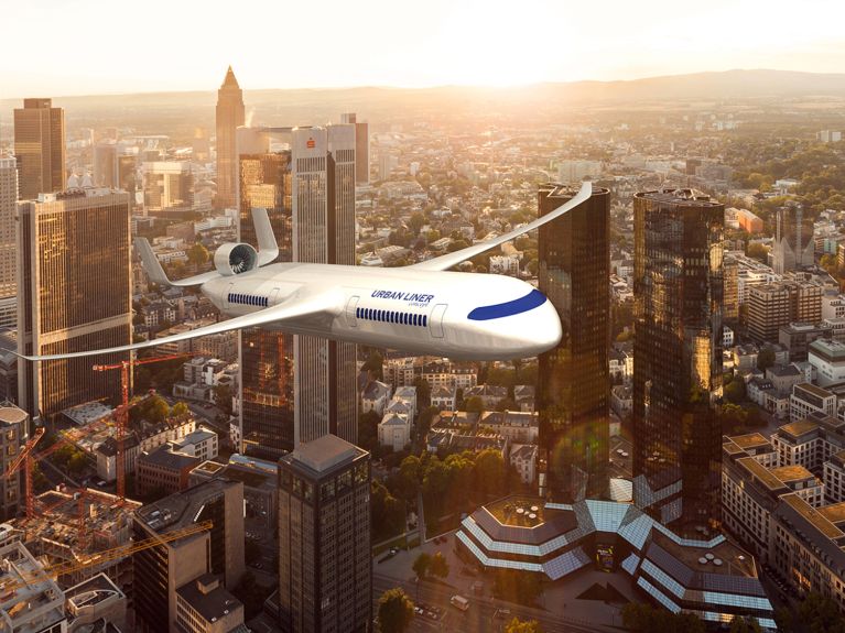 未来愿景：大学生设计出“都市班机”。