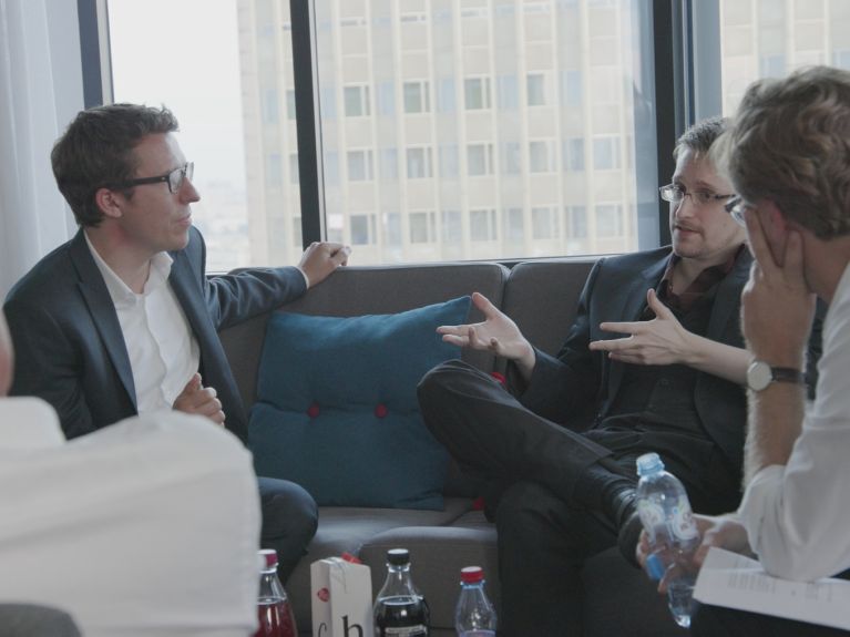 Bastian Obermayer (2nd from l.), Edward Snowden, Frederik Obermaier (r.)