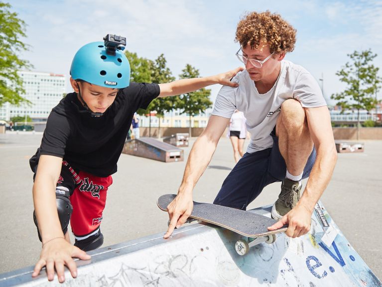 Skateboard fahren in einem deutsch-polnischen Jugendprojekt