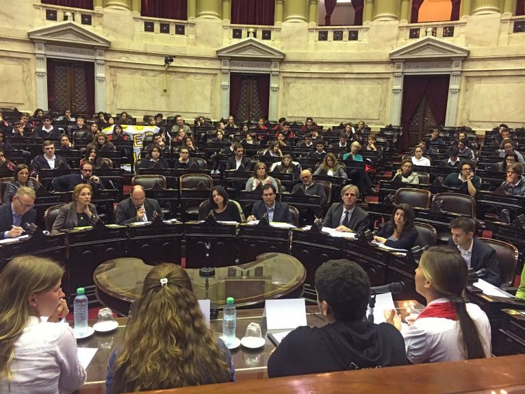 Los cuatro finalistas en la sala plenaria del Parlamento en Buenos Aires