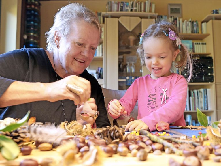 Oma und Enkelin basteln