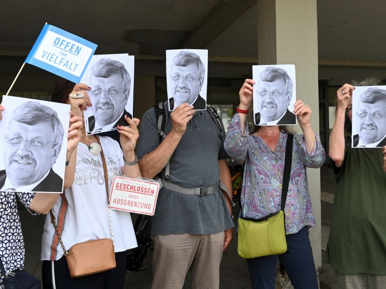Demonstrators against a right wing march hold portraits of Walter Lübcke. 