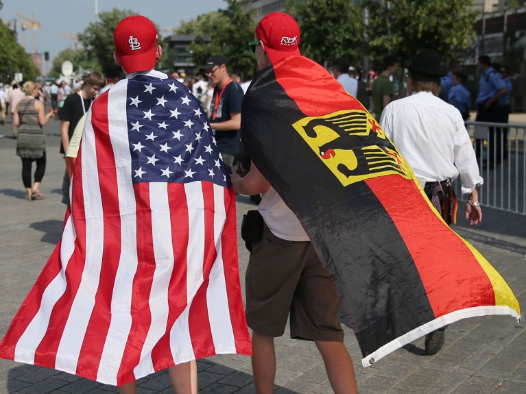 Jungs mit deutscher und US-Flagge Jungs mit deutscher und US-Flagge