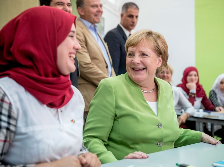  Stimulating exchange: The Federal Chancellor talking to a pupil.