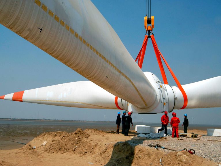 Energiewende: Installation einer Windkraftanlage. Energiewende: Installation einer Windkraftanlage.