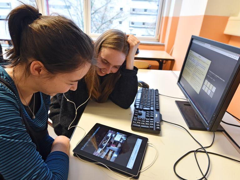 Des cours numériques : une tablette à la place du stylo et du papier.