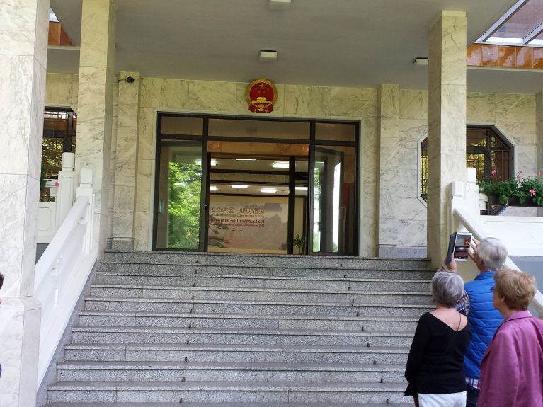 原中国大使馆入口：朱参赞（左）接待来客
