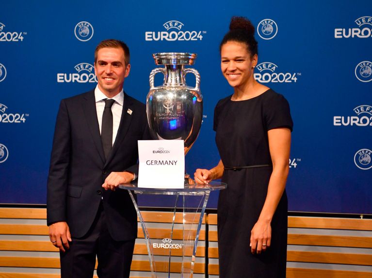 EM-Botschafter Philipp Lahm und die Integrationsbotschafterin Celia Sasic neben dem EM-Pokal