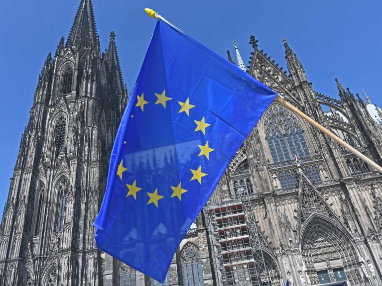 Flaga UE przed Katedrą Kolońską