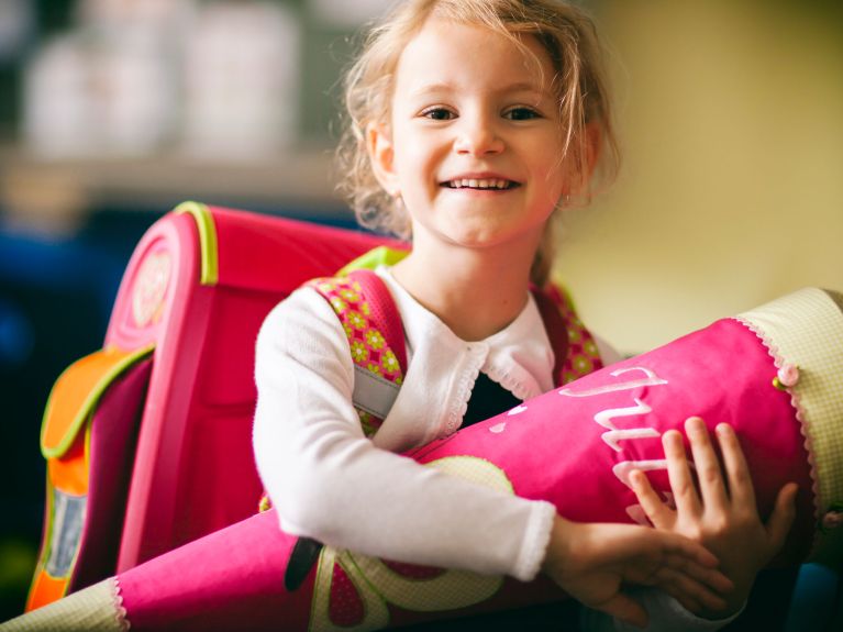 Un cono inmenso con dulces y regalos es costumbre el primer día de la escolarización. Un cono inmenso con dulces y regalos es costumbre el primer día de la escolarización.