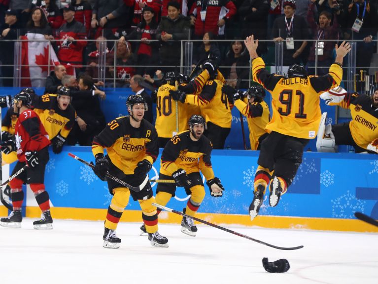 Das deutsche Hockey-Team jubelt nach dem Einzug ins Olympia-Finale.