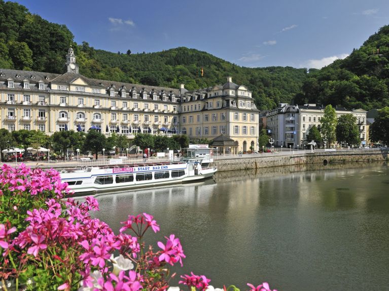 En   las ciudades de baños medicinales hay arquitectura que merece la pena ser vista, como la Kurhaus de Bad Ems, a orillas del Lahn.