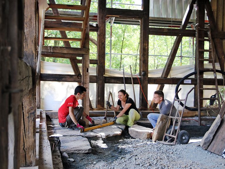 Preservar o patrimônio cultural. Um grupo de voluntários internacionais trabalhando. Preservar o patrimônio cultural. Um grupo de voluntários internacionais trabalhando.