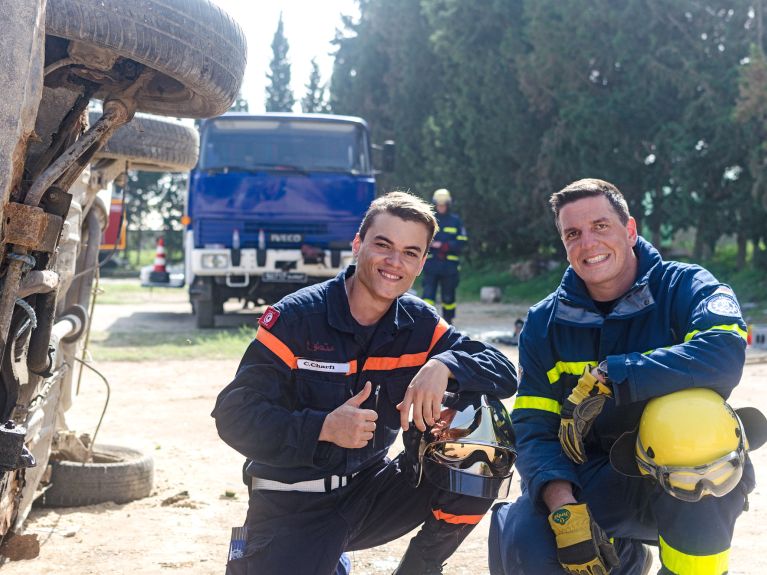 THW expert Marc Winzen (right) teaching on a training course in Tunisia.