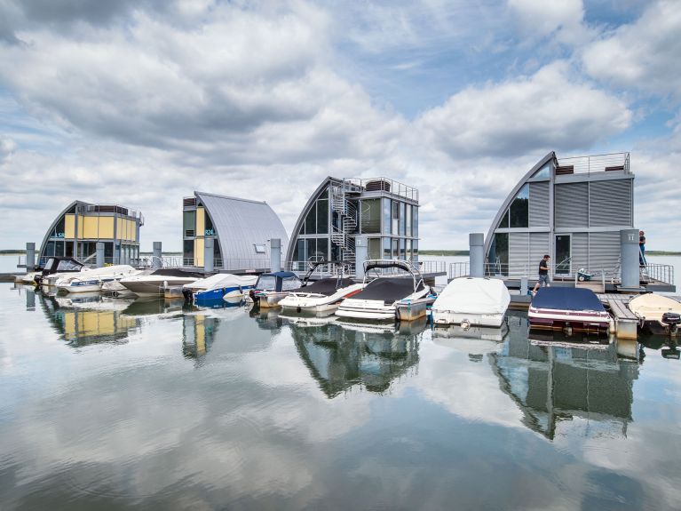 Des habitations flottantes sur le lac de Geierswald en Saxe 