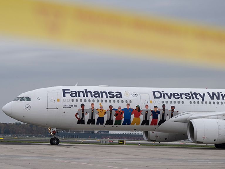 Pintura especial do avião no voo da seleção alemã para o Omã. 
