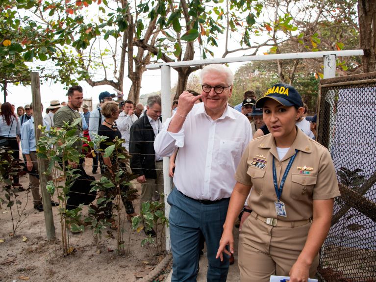 Steinmeier mit Leiterin Stephanie Pauwels auf der Isla Grande: Hier kam Alexander von Humboldt am 30.3.1801 vorbei