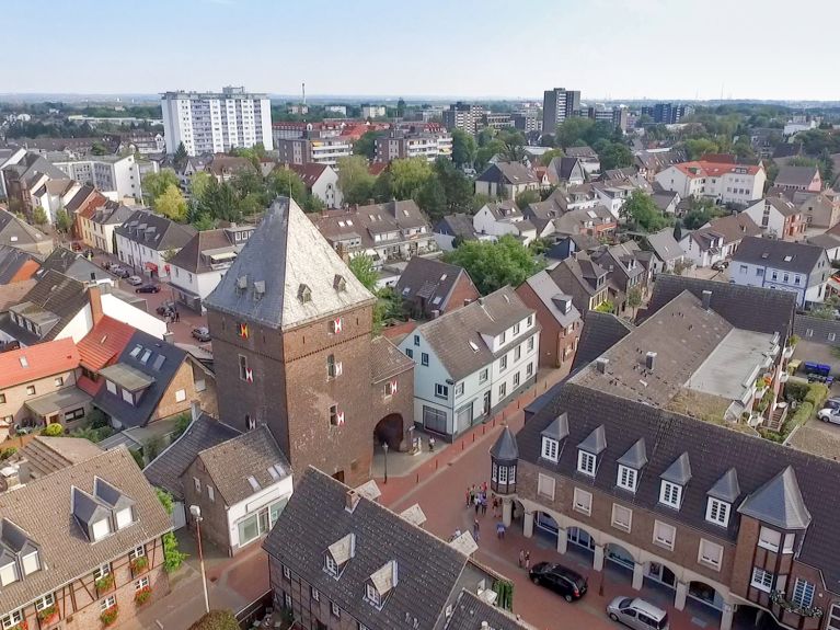 Monheim am Rhein ist eine Stadt in Nordrhein-Westfalen mit rund 43.000 Einwohnern.