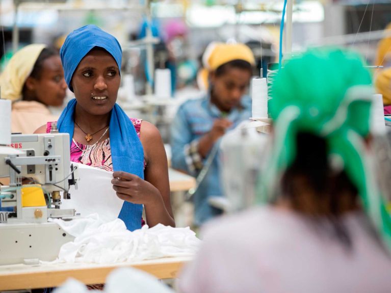 Des ouvrières dans une usine textile moderne, à Addis Abeba