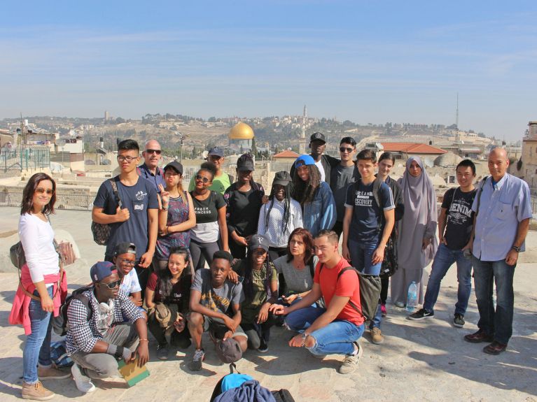 Die deutschen Schüler erkunden Jerusalem. 