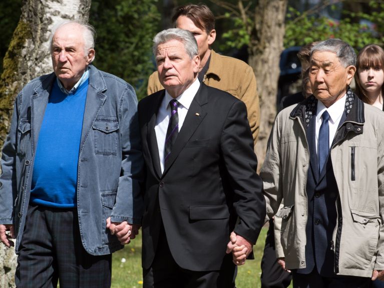 Bundespräsident Gauck (M.) reichte 2015 die Hand zur Versöhnung