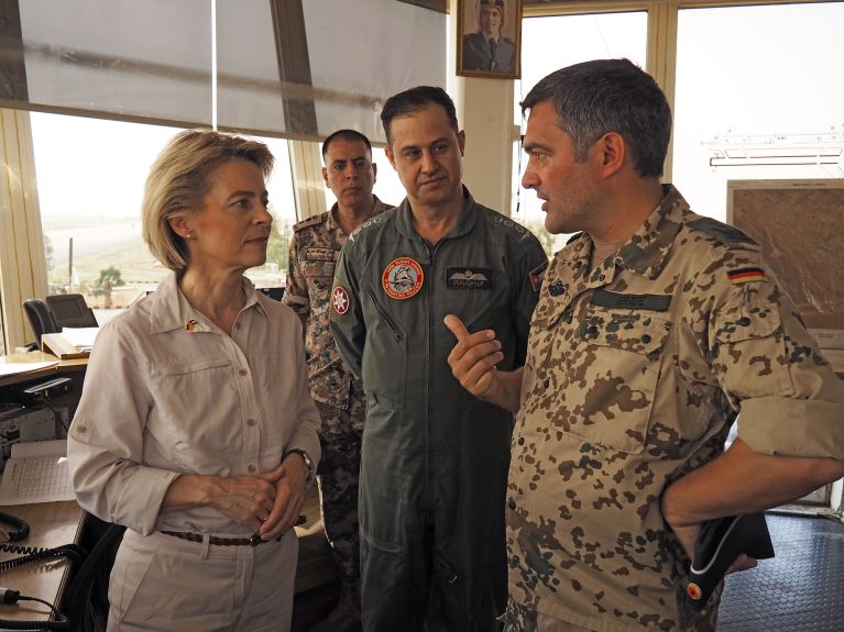 联邦国防军在土耳其因吉尔利克基地：Frank Gräfe（上校）与国防部部长Ursula von der Leyen（乌尔苏拉·冯德莱恩）