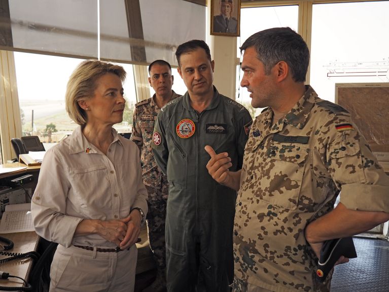 As Forças Armadas Alemãs na base turca de Incirlik: o coronel Frank Gräfe com a ministra da Defesa, Ursula von der Leyen 