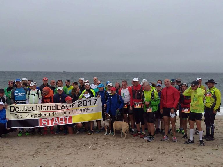 65 Läufer und Läuferinnen beim Start in Sylt 