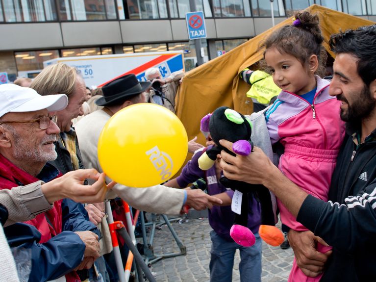 Many Germans helped welcoming and integrating refugees – and are still helping. 