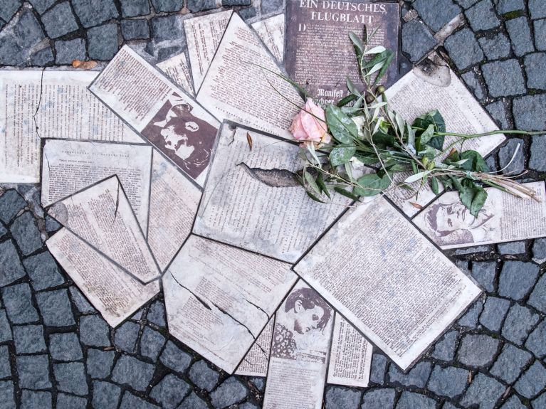 En la plaza Geschwister-Scholl-Platz los folletos están incrustados en el suelo como memorial.