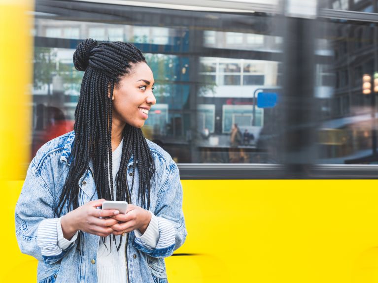 Learning German on the move: "The tram is yellow."